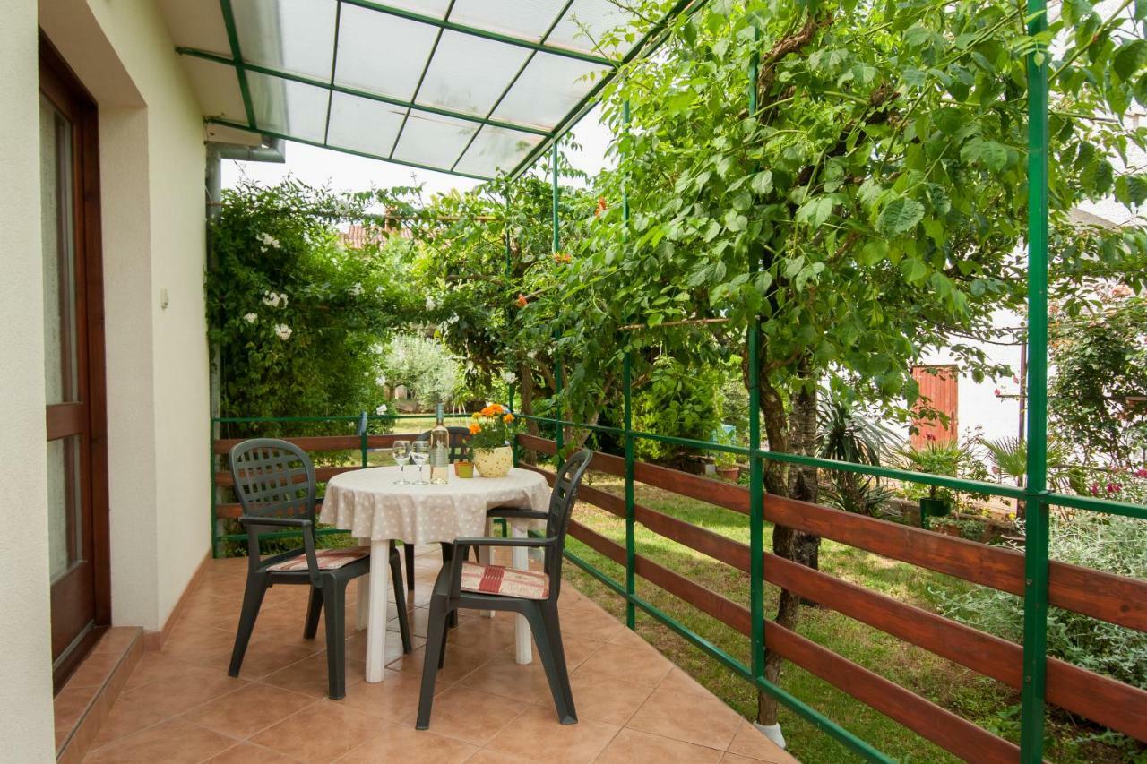 Studio And Apartment Nadia With Garden Poreč Exterior foto